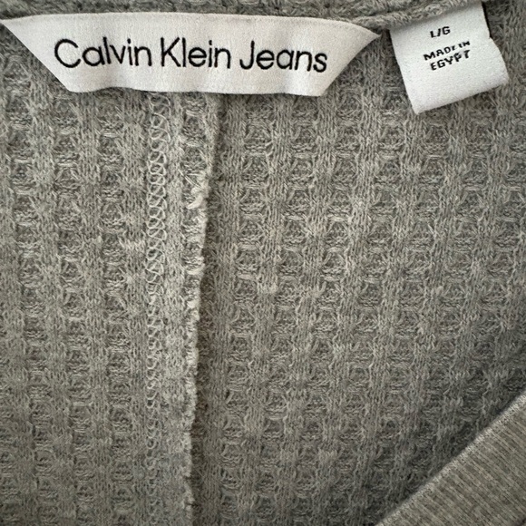Calvin Klein Jeans Gray Long Sleeve V-Neck Top - Picture 5 of 6